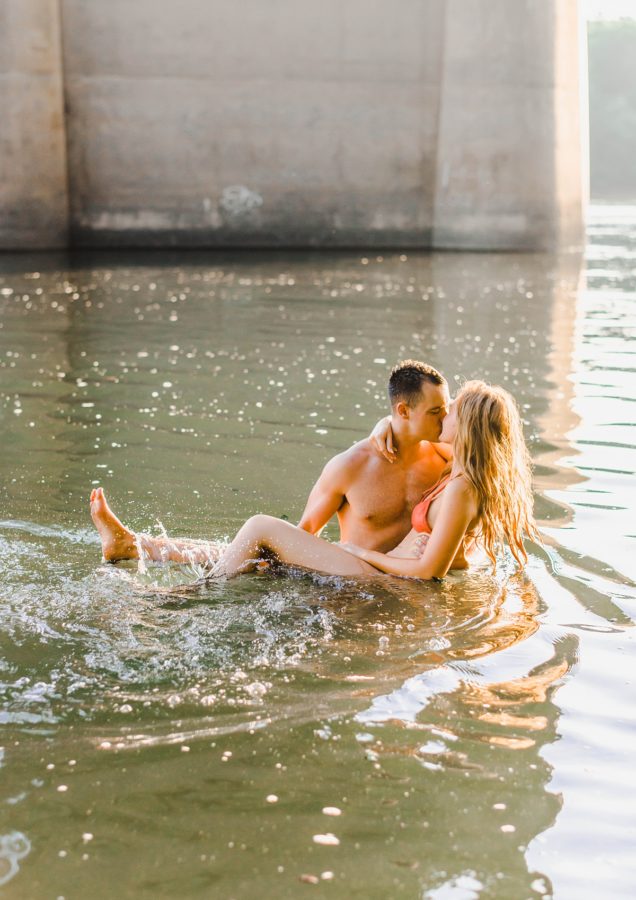 couples unique engagement session water kissing pose inspiration 