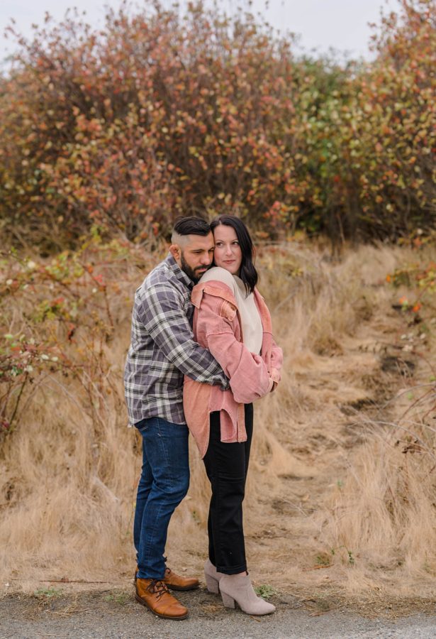 couple hugging discovery park fall outfits