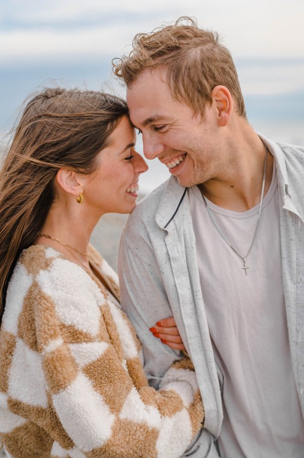 san clemente couples shoot smiling girl holding guy